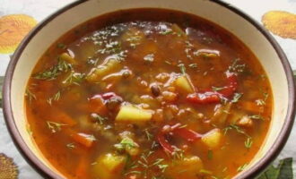 A sopa de feijão mungo com frango está pronta. Sirva uma delícia deliciosa à mesa!