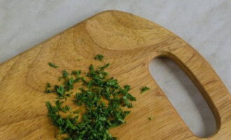 Finely chop the washed parsley.