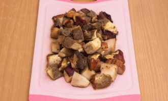 Cut the mushrooms into medium-sized pieces.