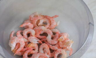 Pre-defrost the shrimp. Separate the shell. We remove the intestinal vein. Fill with water and rinse thoroughly.