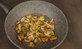 Tagliare i funghi prataioli a fettine sottili e friggerli in olio vegetale fino a doratura.