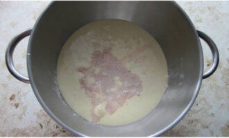 Add another spoonful of sugar and one or two spoonfuls of flour to the remaining milk, pour in the dough.