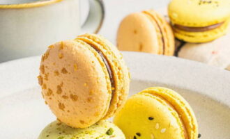 Ang mga klasikong almond flour macaron ay handa na. Subukan ang isang katangi-tanging French dessert.