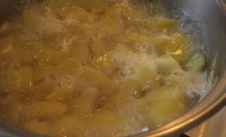 Pour a little salt into boiling water and transfer the prepared potatoes. After boiling again, reduce the heat and cook until tender, covering with a lid.