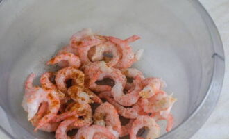 Place the processed shrimp in a bowl. Season with salt, pepper and paprika. Carefully combine the ingredients and set aside.