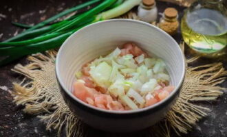 Potong bawang yang dikupas ke dalam kiub kecil yang sama dan masukkan ke dalam daging.