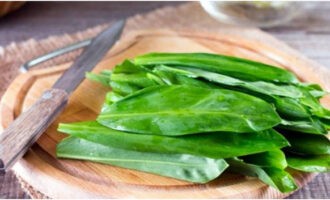 Verwijder de harde bladstelen en bewaar de groene blaadjes voor de salade.