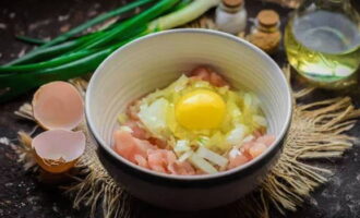 Pecahkan sebiji telur ayam ke dalam daging cincang.