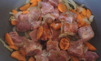 Add the meat to the onions and carrots. Salt, pepper and fry until the pork changes color.