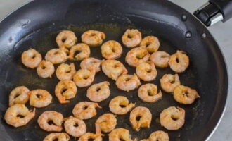 Heat the frying pan over medium heat and melt a little butter. Distribute the marinated shrimp. Quickly fry on both sides.