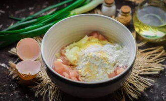 Voeg vervolgens aan deze ingrediënten bloem en zout naar smaak toe met gegranuleerde knoflook en gemalen zwarte peper.