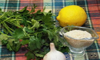 Prepariamo gli ingredienti necessari. Laviamo le verdure e le lasciamo asciugare.