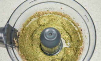 At the same time, in a blender bowl, puree the champignons with the addition of parsley and vegetable oil.