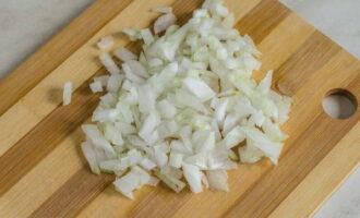 Remove the skins from the onion, wash and finely chop.