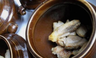 Place the fried pork in the prepared pots.