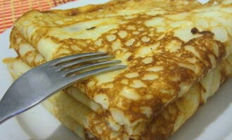 Grease baked pancakes with sour kefir with butter or add the chosen filling and serve. Bon appetit!