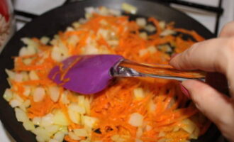 Freír también las cebollas y las zanahorias en mantequilla hasta que estén blandas.