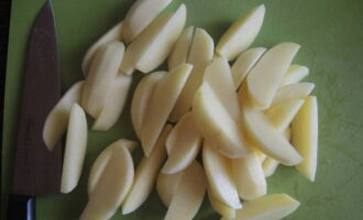 Peel the potatoes and cut them into neat slices.