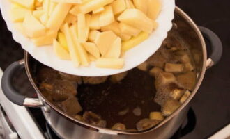 We unload the potatoes with the mushrooms. Continue cooking for about 10 minutes.