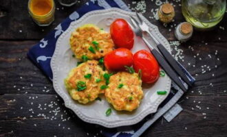 Zet de oven aan op 180°C. Bak de schnitzels gedurende 15 minuten aan de ene kant en 10 minuten aan de andere kant. Leg de in de oven bereide gehakte kipfiletkoteletten op een schaal, voeg de groenten toe en serveer. Eet smakelijk! 