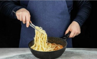 Boil the spaghetti in salted water until tender, drain the broth, add it to the sauce and stir.