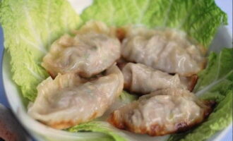 Chinese dumplings are ready! Place the rosy dish on sheets of Chinese cabbage and taste it by dipping it in soy sauce. Bon appetit! 