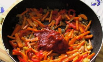 Agregue pasta de tomate a las verduras.