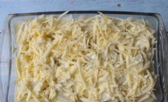 And sprinkle with cheese, shredded using a grater with large holes.