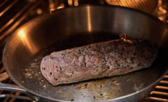 In another frying pan, fry the meat soaked in spices on all sides until crusty, and then put it in the oven, heated to 180 degrees, for 5 minutes.