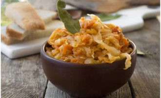 Fried cabbage with onions and carrots is ready. Place the juicy treat on plates and serve!