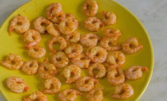 Transfer the browned shrimp to a plate. 