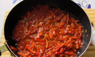 Despeje um pouco de água, mexa e cozinhe em fogo baixo por 5 minutos após ferver.