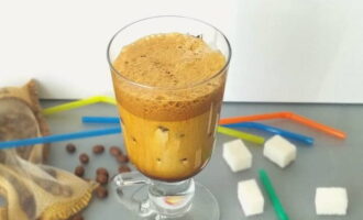 Fertig ist Frappe nach dem klassischen Rezept zu Hause. Probieren Sie ein belebendes Kaltgetränk.