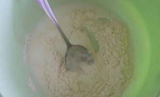 Let's prepare the dough. In a deep bowl, combine flour, salt, soda and kefir.