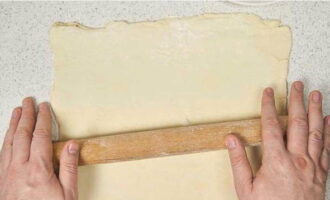 At this time, roll out the defrosted dough into a rectangular shape.