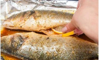 Placer les tranches de citron à l’intérieur du bar. Laissez le poisson tremper dans les épices pendant 30 minutes.