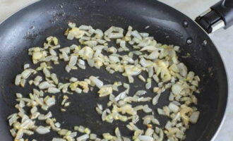 Add the remaining butter and chopped onion to the frying pan where the shrimp were fried. Fry for a few minutes.