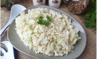 Décorez la salade Swan Down préparée avec du chou chinois à votre guise et vous pourrez la servir immédiatement à table. La salade, recouverte de quelque chose, se conserve bien au réfrigérateur jusqu'à 3 jours. Bon appétit! 