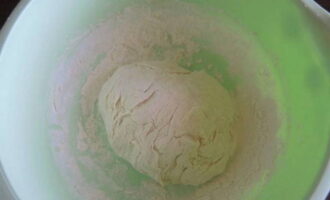 Knead into a tight, homogeneous dough. Cover it with a lid or towel and leave for 10 minutes.