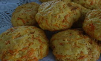 Retira con cuidado los pasteles brillantes del horno y déjalos enfriar.