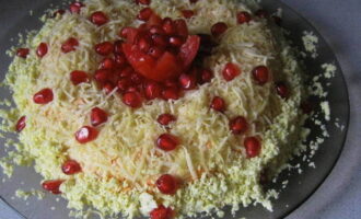 Guarnire l'insalata con chicchi di melograno. Tagliare una corona dal pomodoro e posizionarla al centro dell'antipasto. L'insalata di cappelli Monomakh deve essere lasciata in infusione per 2 ore in frigorifero. Buon appetito!