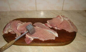 Battez chaque couche de viande avec un marteau de cuisine. Mais ne faites pas des côtelettes trop fines pour garder le porc juteux.