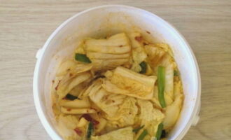 Sa loob ng 2-3 araw, magiging handa na ang Chinese cabbage kimchi.