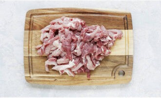 Spălați și uscați pulpa de porc. Apoi tăiem produsul în cuburi mici. Dacă există multă grăsime pe carne, atunci îndepărtați-o.