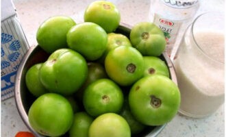 To prepare finger-licking green tomatoes for the winter, let’s prepare the necessary ingredients. We wash the tomatoes, peel the carrots and garlic.