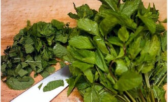 Com fer melmelada de menta per a l'hivern? Per preparar melmelada de menta amb llimona, cal rentar bé la menta i tallar les fulles i les tiges tendres.