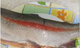 Hoe kun je thuis snel en smakelijk forel inmaken? We darmen het karkas en snijden de kop af, spoelen grondig met water en drogen op een gemakkelijke manier.