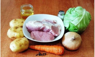 Para preparar sopa de repollo según la receta clásica, primero lave la carne y enjuague las verduras.