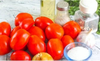 Bagaimana untuk menyediakan penyediaan tomato yang lazat untuk musim sejuk dalam balang menjilat jari? Timbang tomato yang telah dibasuh dan dikeringkan.