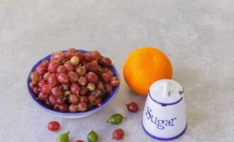 To prepare pureed gooseberries without cooking with orange and sugar for the winter, prepare the ingredients. We sort out the gooseberries from specks. Scald the orange with boiling water and wipe dry.